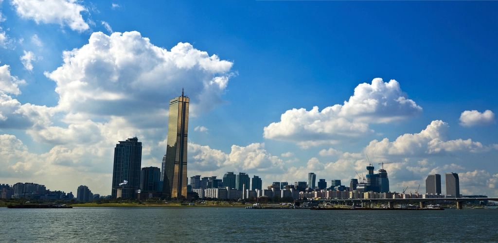 Han River and the Yeouido skyline with the 63 Building